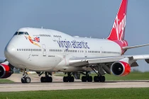 Máy bay hạ cánh khẩn cấp vì cháy pin xạc điện thoại 