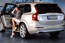 "Soi" chân dài Tây khoe dáng bên Volvo XC90 tiền tỷ