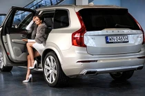 "Soi" chân dài Tây khoe dáng bên Volvo XC90 tiền tỷ