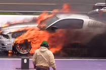 Ford Mustang biến thành “ngọn đuốc” trên đường đua