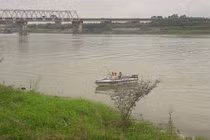 Nữ sinh nhảy sông Đuống tự tử, hai nam thanh niên lao theo cứu