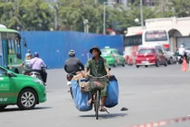 Nắng nóng ngộp thở, nhiệt độ ngoài trời ở TP HCM có thể trên 40 độ C