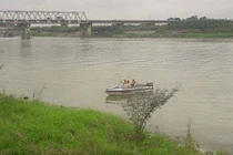 Nữ sinh nhảy sông Đuống tự tử, hai nam thanh niên lao theo cứu