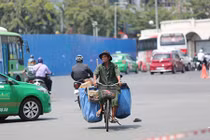 Nắng nóng ngộp thở, nhiệt độ ngoài trời ở TP HCM có thể trên 40 độ C