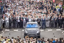 Thủ tướng Anh trực tiếp chứng kiến Bentley Bentayga xuất xưởng