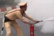 Hà Nội: CSGT trưng dụng bình cứu hỏa kịp thời dập lửa cứu xe tải bốc cháy