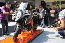 “Soi” KTM 1290 Super Duke GT giá 690 triệu đồng tại VN