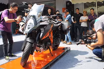 “Soi” KTM 1290 Super Duke GT giá 690 triệu đồng tại VN
