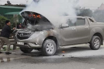 Xe Mazda BT-50 bốc cháy ngùn ngụt tại Nghệ An