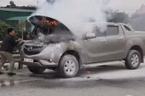 Xe Mazda BT-50 bốc cháy ngùn ngụt tại Nghệ An