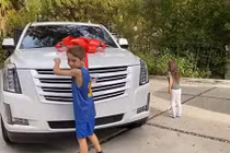 The Rock mua "khủng long" Cadillac Escalade tặng chị dâu