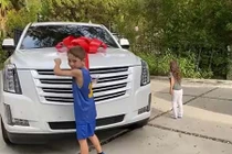 The Rock mua "khủng long" Cadillac Escalade tặng chị dâu