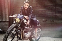 “Xế nổ” Honda CB550 cafe racer đọ dáng chân dài Anh quốc