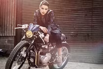 “Xế nổ” Honda CB550 cafe racer đọ dáng chân dài Anh quốc