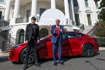 Tổng thống Donald Trump sẽ mua ôtô điện Tesla ủng hộ Elon Musk