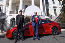 Tổng thống Donald Trump sẽ mua ôtô điện Tesla ủng hộ Elon Musk