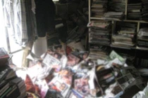 Người đàn ông bị 6 tấn tạp chí người lớn trong nhà đè chết