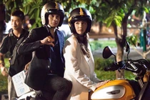 Ngọc Trinh cầm lái môtô Ducati Scrambler hơn 300 triệu