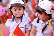 Honda Việt Nam tặng mũ bảo hiểm cho học sinh lớp một