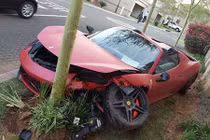 Siêu xe Ferrari 458 Italia vừa mua hai ngày đã thành "phế thải"