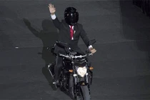 "Soi" Yamaha FZ1 Tổng thống Indonesia cầm lái khai mạc Asiad