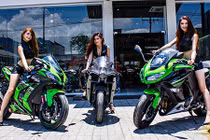Chân dài Việt "đè chết" bộ 3 siêu môtô khủng Kawasaki