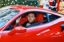 Tuấn Hưng cưỡi "siêu ngựa" Ferrari tiền tỷ tại Hà Nội