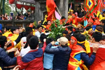 Cướp lộc và đánh nhau: Mặt tối của người Việt?