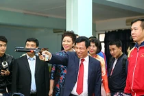 Chùm ảnh Bộ trưởng Nguyễn Ngọc Thiện bắn súng khai xuân 