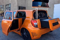 Xe cỡ nhỏ Toyota Scion sở hữu cả tủ lạnh, lò nướng BBQ