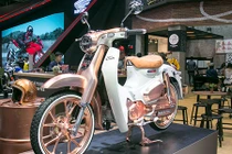 Honda Super Cub C125 mạ vàng "chói mắt" tại Thái Lan