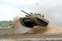 Xem xe tăng chiến đấu T80 drift "cháy lốp"