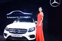 Hoa hậu Kỳ Duyên “cặp kè” xế sang nhà Mercedes
