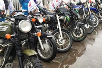 Dàn môtô "thắp lửa" trong mưa ủng hộ ca sỹ Trần Lập