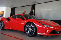 Ferrari F8 Tributo chính hãng ra mắt dân chơi siêu xe Việt 