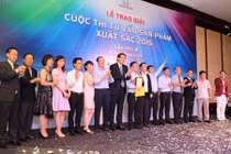 Nhân viên bán xe Honda trổ tài phục vụ khách hàng