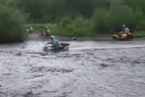 Xem người Nga cưỡi xe Ural ba bánh lầm lũi vượt sông dữ