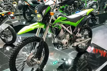 Kawasaki ra mắt "cào cào phượt" KLX 2017 giá 49 triệu
