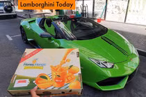 Lái siêu xe Lamborghini Huracan mui trần đi ship xoài tại Dubai