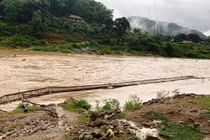 Nhiều bản làng ở Thanh Hóa bị cô lập hoàn toàn trong nước lũ