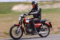 Cận cảnh xe môtô Jawa 350 phân khối giá 93 triệu đồng