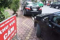 Đỗ xe ôtô trên vỉa hè sẽ chịu mức phạt như thế nào? 