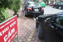 Đỗ xe ôtô trên vỉa hè sẽ chịu mức phạt như thế nào? 