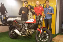Johnny Trí Nguyễn và Nhung Kate "cưới vợ 2" Ducati Scrambler