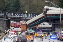 Mỹ: Tàu Amtrak trật đường ray, treo lơ lửng trên cao tốc, 6 người chết
