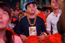 Người đàn ông đeo 13 kg vàng đưa vệ sĩ ra phố cổ vũ tuyển Việt Nam