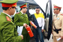 Bình chữa cháy trên xe ôtô vô dụng và nguy hiểm?