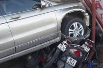 Ôtô Honda CR-V “phi thân” qua 12 xe máy bất thành
