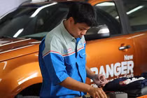 Kỹ thuật viên Ford đua tài "mổ" xe bán tải Ranger