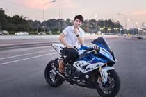 Hot boy lái siêu môtô BMW S1000RR đi giao pizza gây “bão“